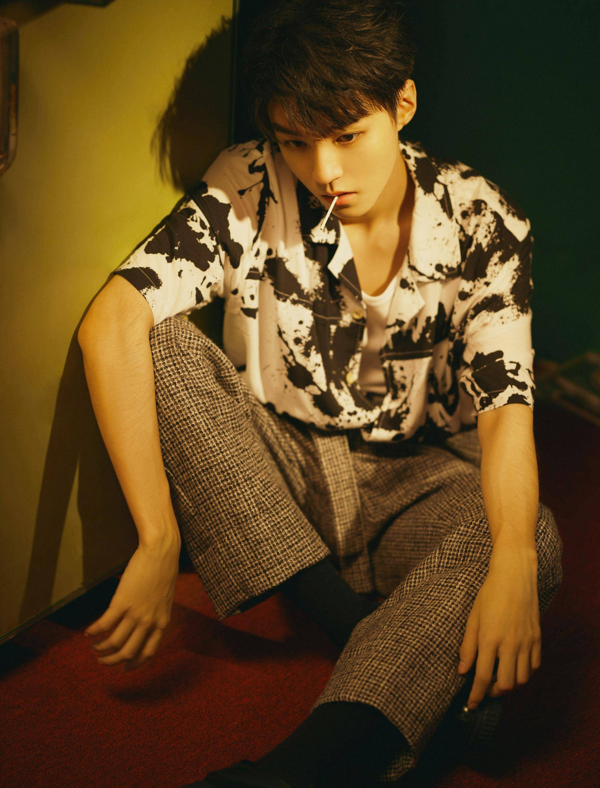 花样年华写真大片 王俊凯身穿白底泼墨衬衫外搭zegna