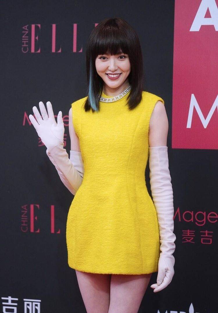 唐嫣真不适合齐刘海虽然显脸小但有点闷好在软呢裙挺清新的