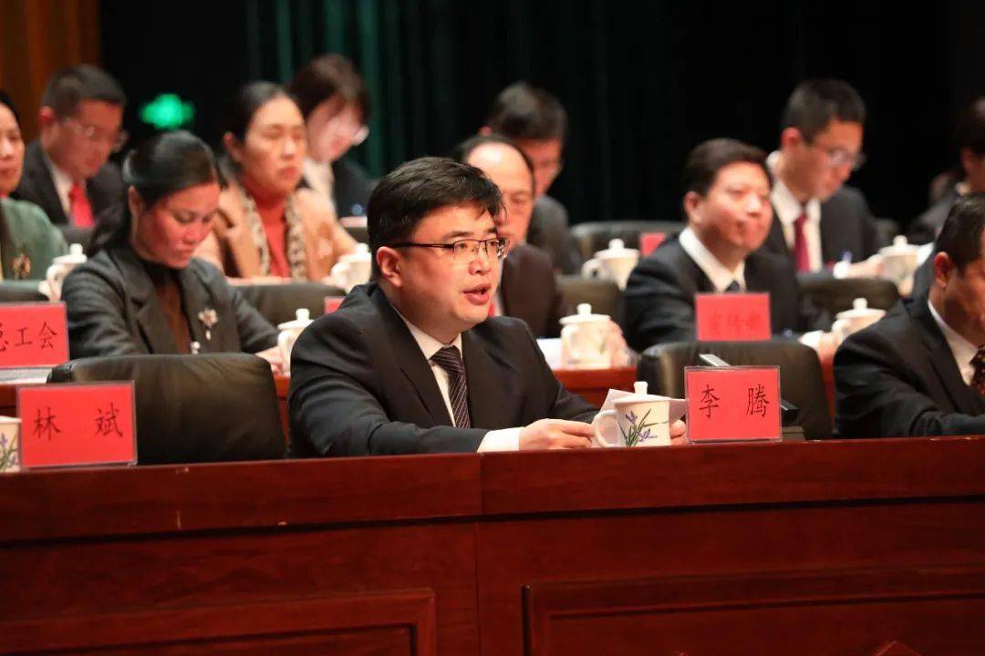 李腾代表团省委向大会的召开表示热烈祝贺,对我市各级团组织坚持围绕