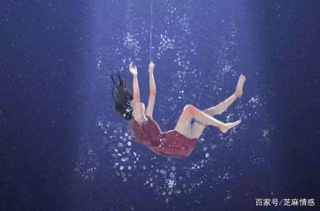 梦之深渊,解析梦见我掉下水沟里,洪水把我衣服淋湿的深层含义 梦之深渊,解析梦见我掉下水沟里,洪水把我衣服淋湿的深层含义