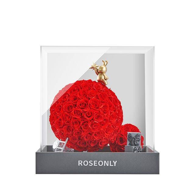 以roseonly高级定制玫瑰公仔为例,每一朵组成公仔的玫