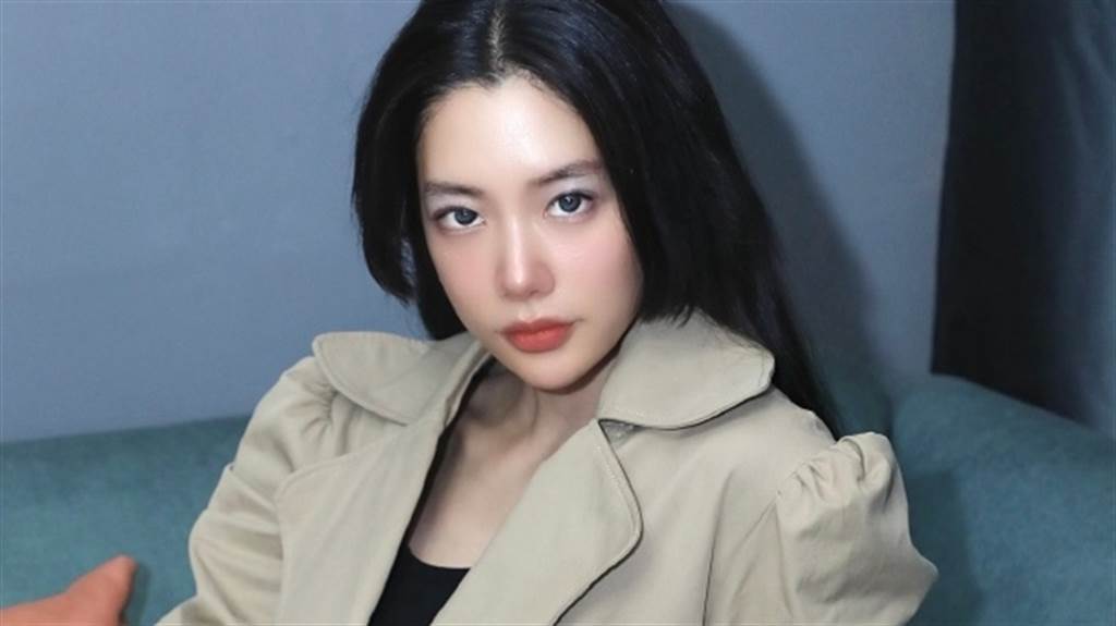 克拉拉今日在微博上贴文表示"室内可以少穿点,大家出门要注意保暖哦"