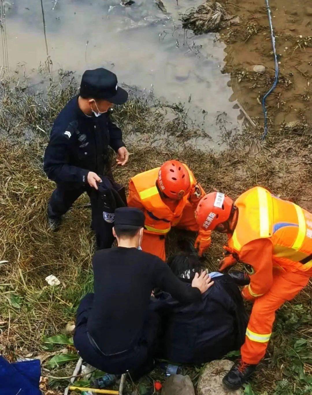 房县孙家湾大桥一女子跳河轻生