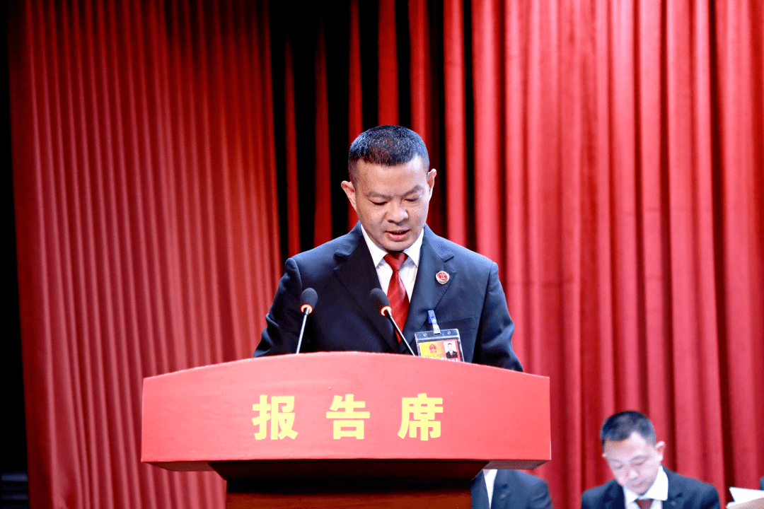 大会还听取了县检察院代理检察长杨兴富作的县人民检察院工作报告.
