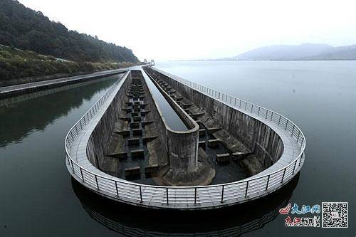 据介绍,这条洄游通道长900多米,鱼道内采取"横隔板式"的竖缝式设计