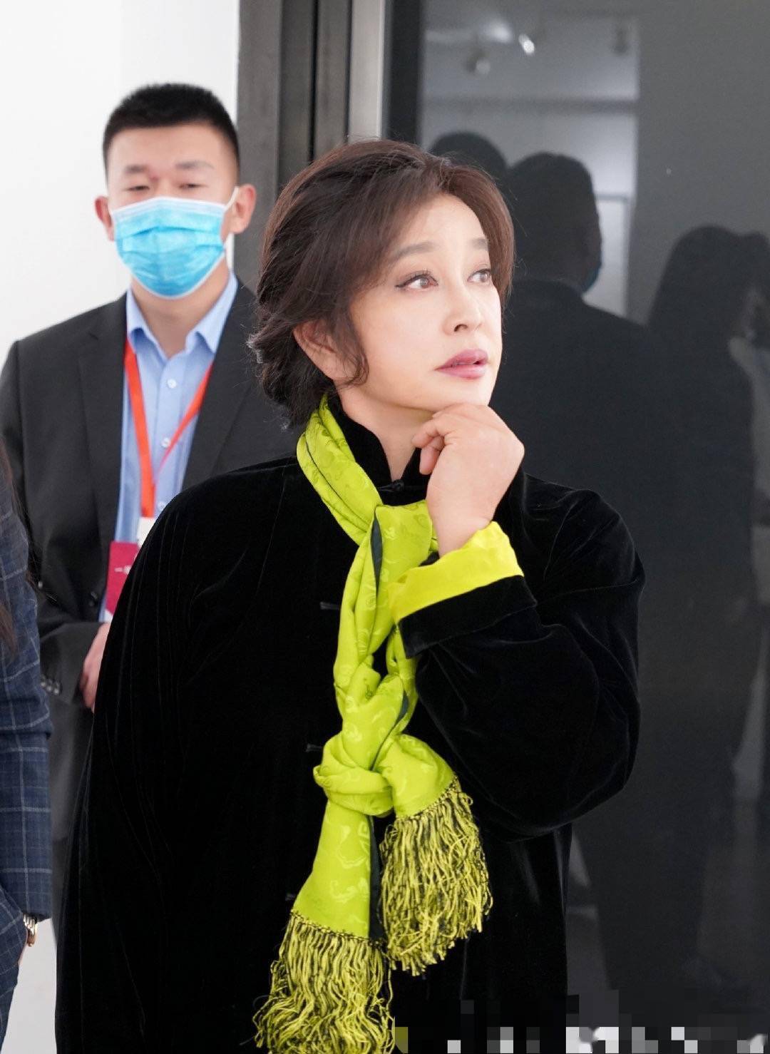 观众刘晓庆举办个人书法展，一副作品卖9999元，被嘲讽一文不值