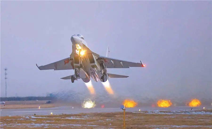 战鹰展翅歼16战机对阵长空