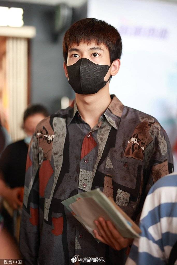 身穿蓝紫色系拼接风印花衬衫搭配黑色短裤……_胡先煦_look_印花