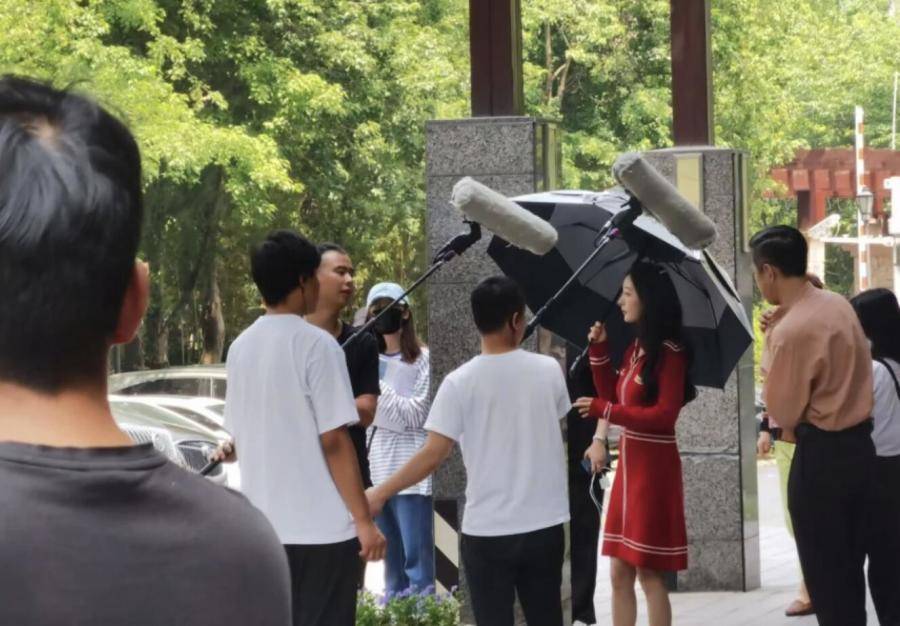 杨幂现身拍戏蚂蚁腰铅笔腿身材太绝无滤镜下仍旧美如少女