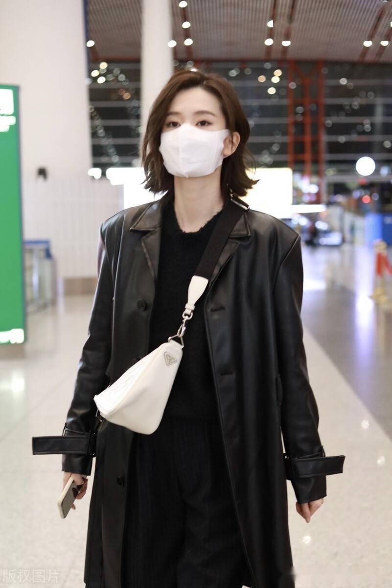 街拍乔欣身穿黑色长款皮衣搭休闲裤走路带风气场满满