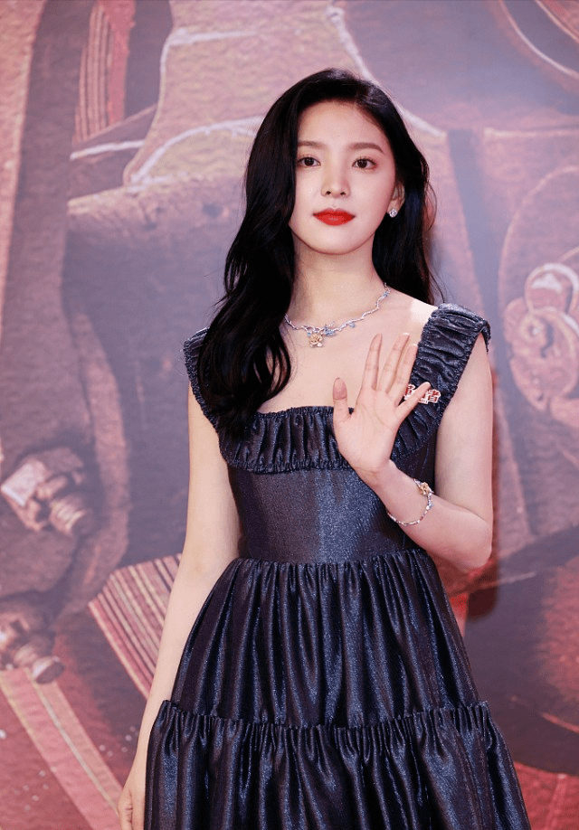 四千年美女章若楠穿一袭紫色小礼裙好高贵显得十分精致