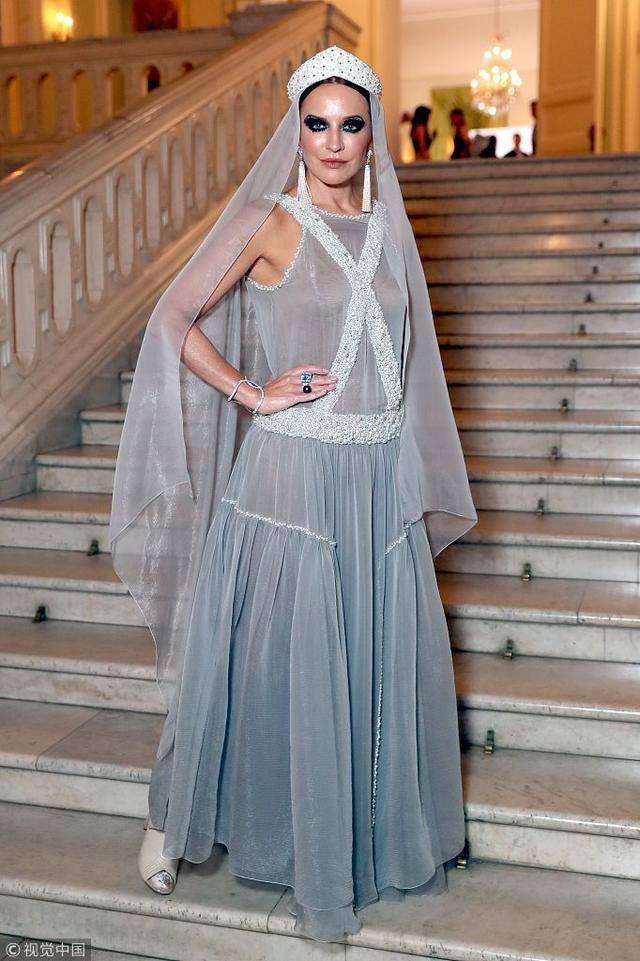 莫斯科举办年度国际名媛舞会