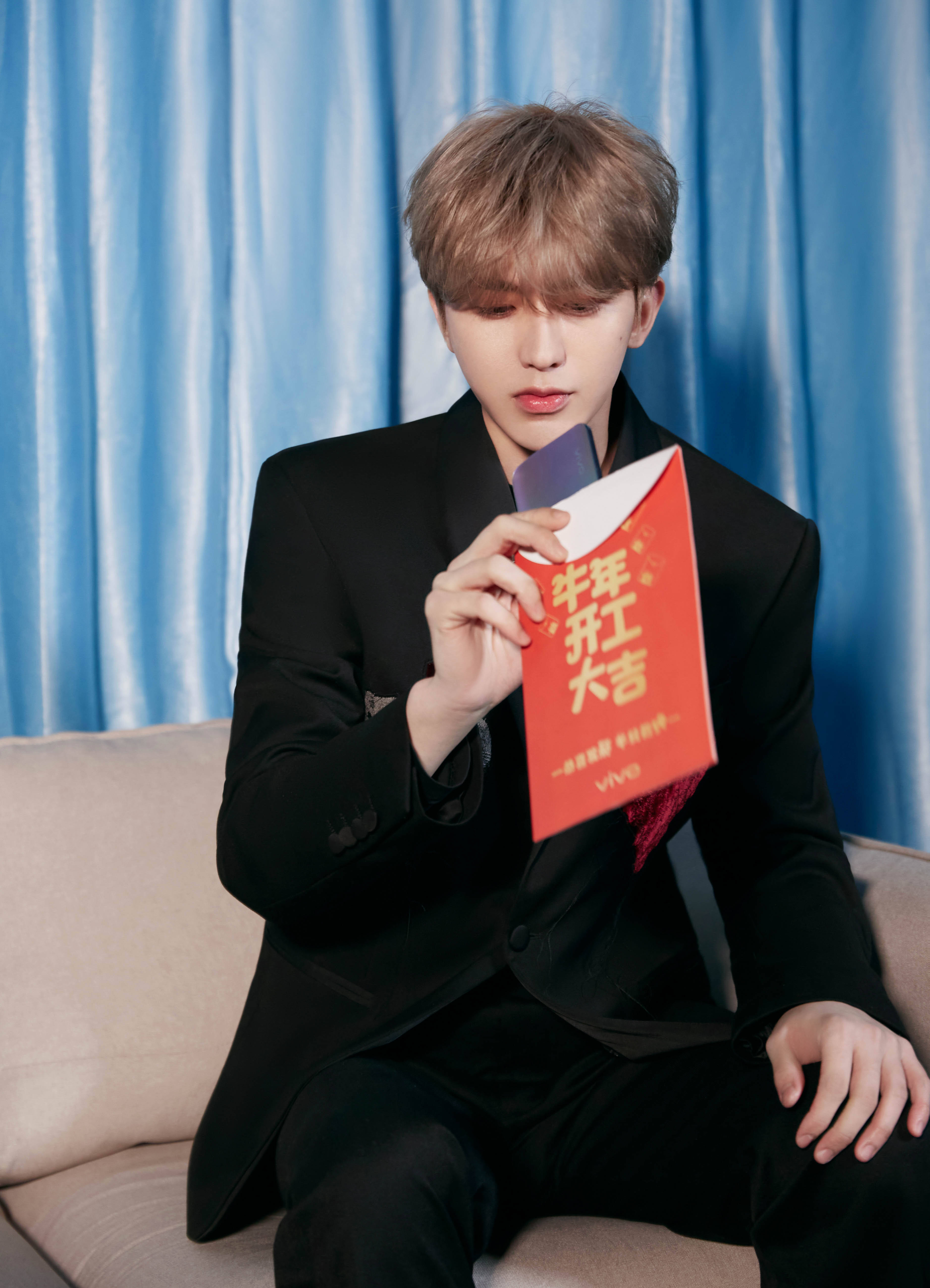 不愧是行走的发色种草机,蔡徐坤希望染遍所有发色_vivo_自拍_造型