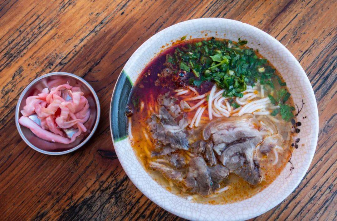 在贵州吃羊肉粉,常常会搭配各种酸爽的泡菜三弟是兴义羊肉粉主打酱香