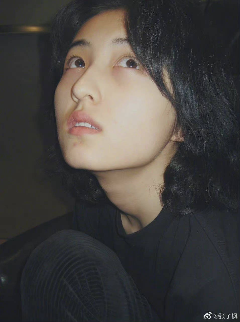 张子枫更博晒照新发型好好看