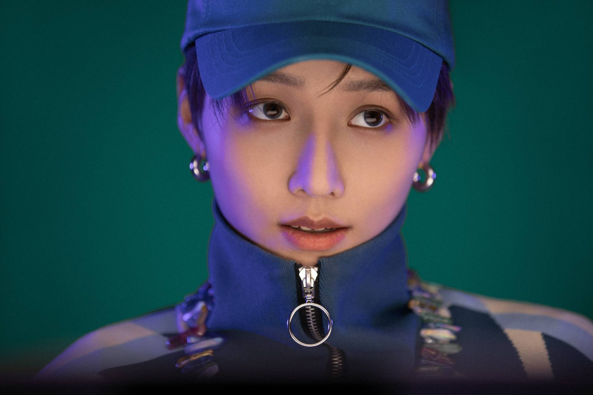 刘雨昕新歌mv花絮图9615 一身蓝色格纹套装,眼神清澈迷人