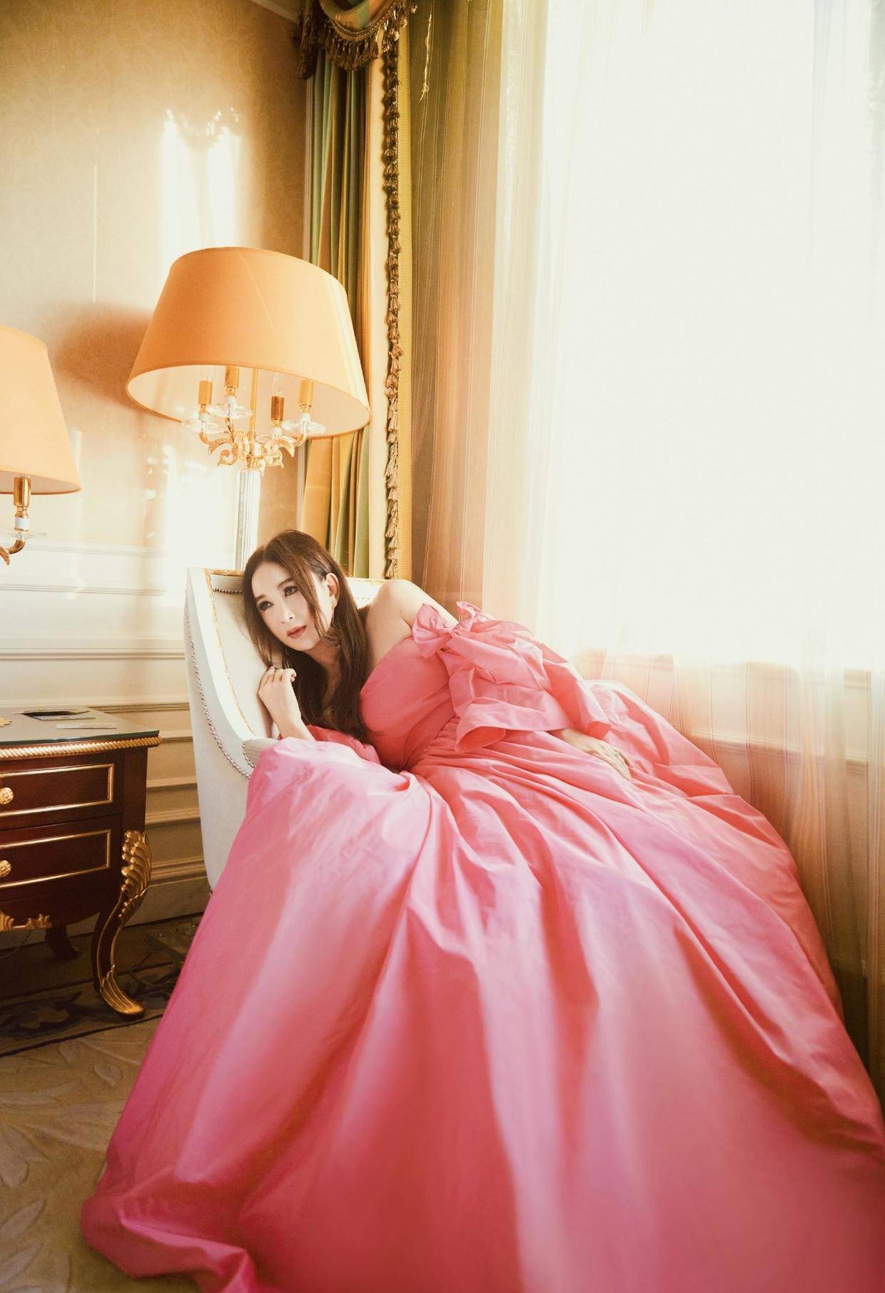 温碧霞好似小公主,穿粉色抹胸礼服裙出镜,比年轻女孩还迷人_裙摆_剪裁