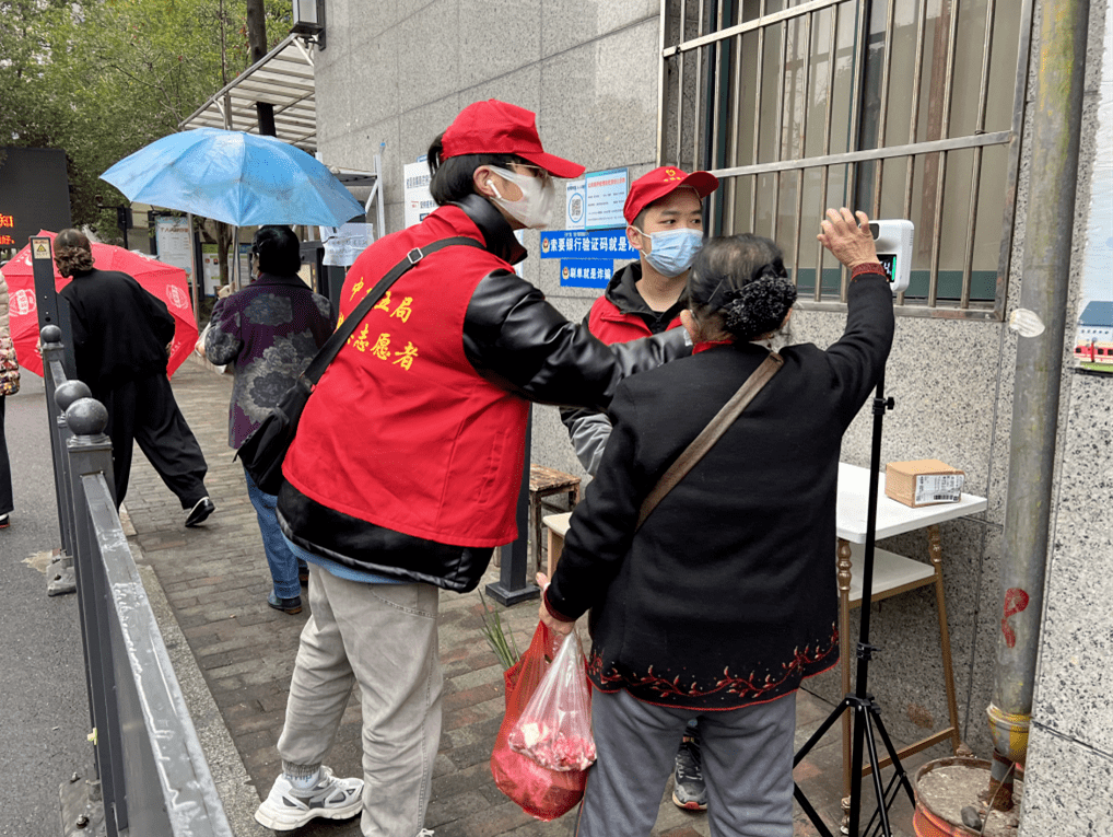 友爱,互助,进步"的志愿服务精神,众志成城,冲锋在前,坚决完成疫情防控