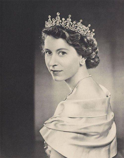 英国女王年轻时有多美丈夫舍弃王位陪伴她左右堪比绝代佳人