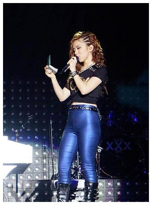 邓紫棋腿粗到认不出,怎么有自信穿紧身裤?网友:破洞都勒出肉了