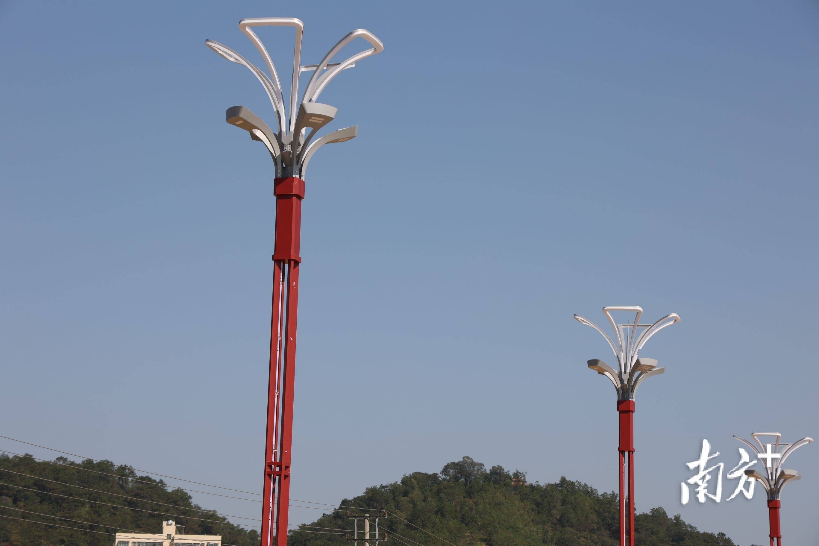 87盏特色路灯即将点亮高州府前南路建设进展顺利