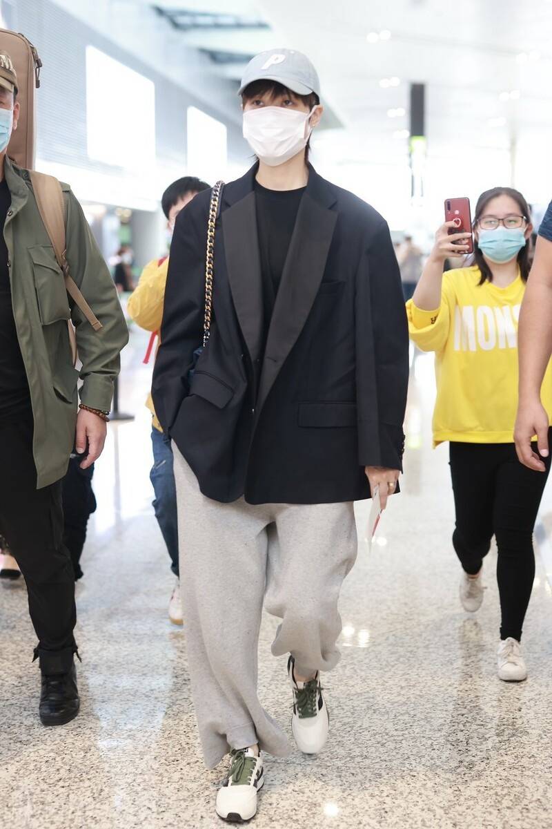 李宇春穿黑色西装搭配运动裤现身机场单手插口袋尽显自己干练