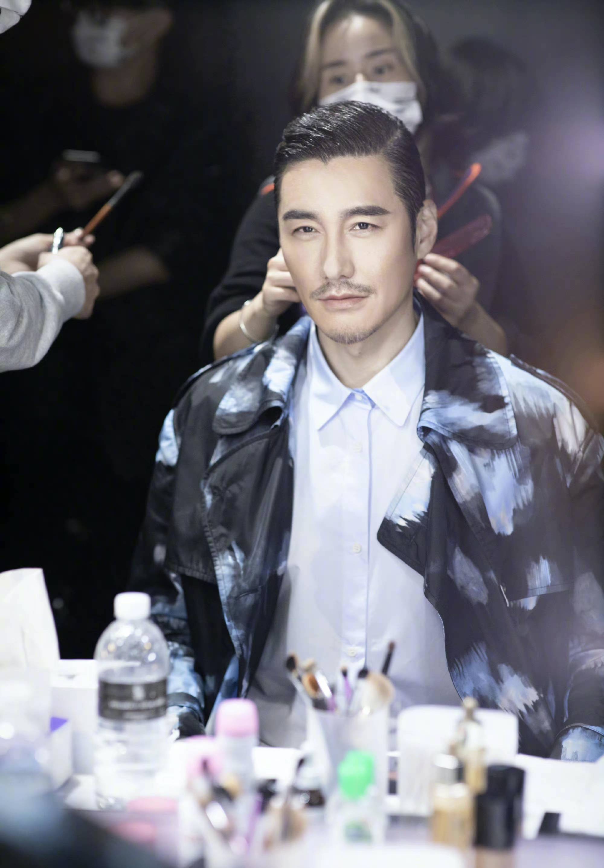 50岁胡兵走秀状态佳,喜欢孩子却始终未婚,公开表示遗憾错过瞿颖_发展