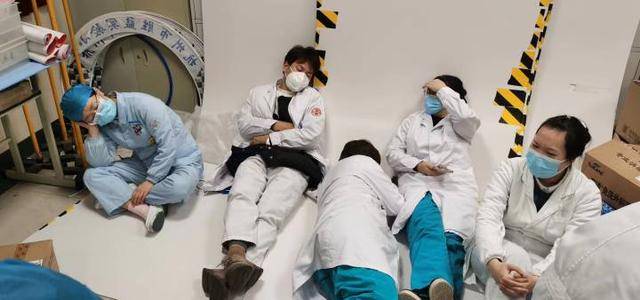 这些都是在杭州市胜蓝实验小学的医务人员,靠墙而睡