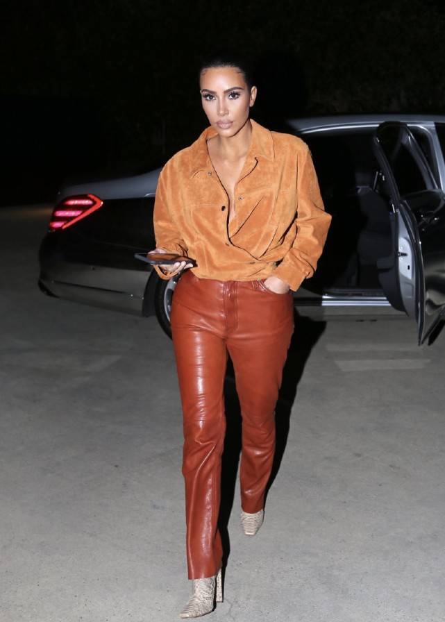 富婆金卡戴珊出街穿秋季色调橘色系套装肤色黝黑白人变黑人