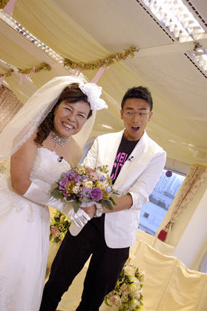 出身名门,"扮丑"走红,至今未婚,却用毕生积蓄为内地建小学_余慕莲