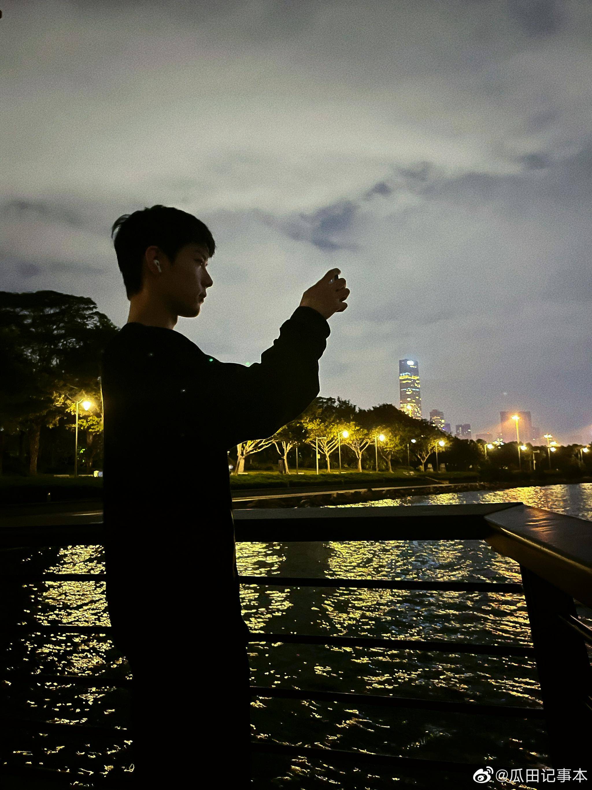 肖战最新暮色大片玩风筝的少年也太帅了好像在发光
