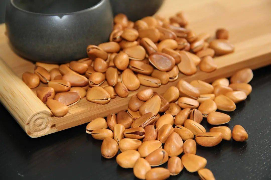 这种小小的长寿果,肝血不足,腰痛头晕要常吃_松子_蜂蜜_作用