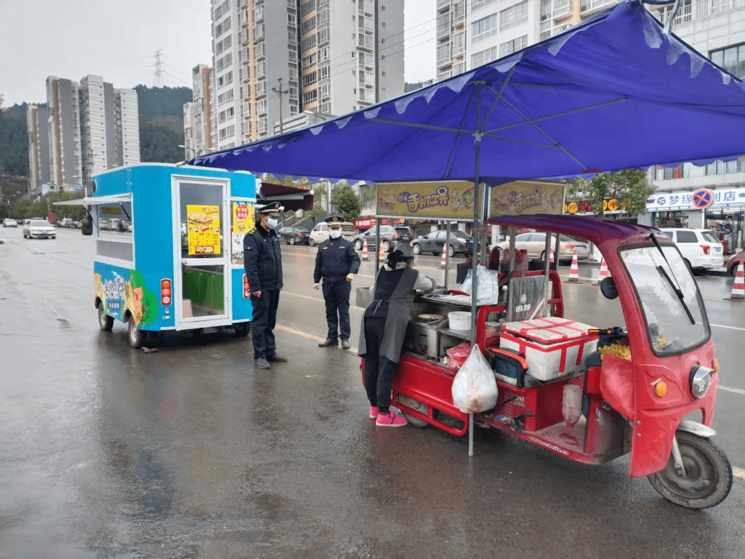 规范占道售卖水果的三轮车劝离占道水果摊规范辖区路段占道商贩规范
