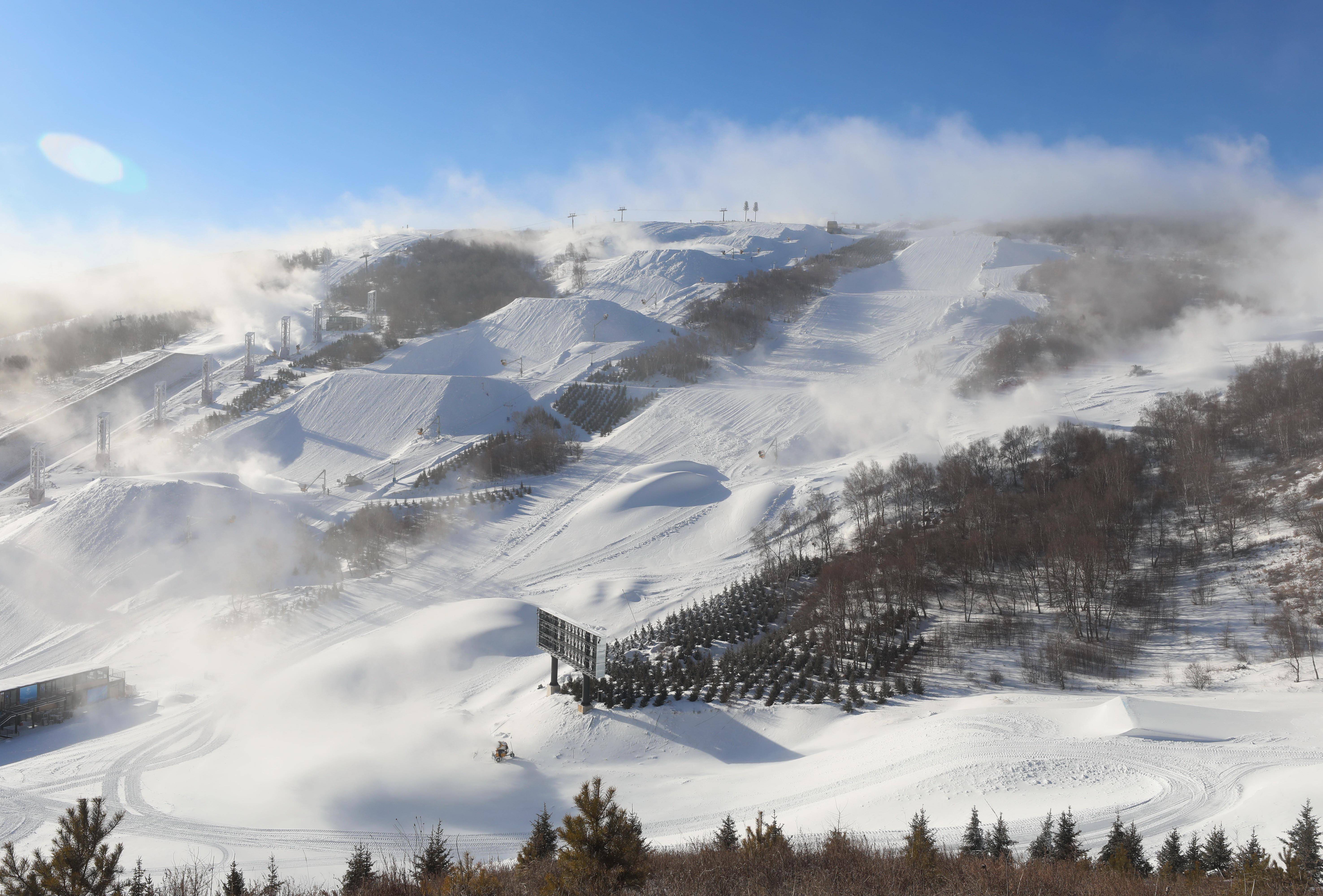 张家口赛区云顶滑雪公园赛道造雪塑型迎大考