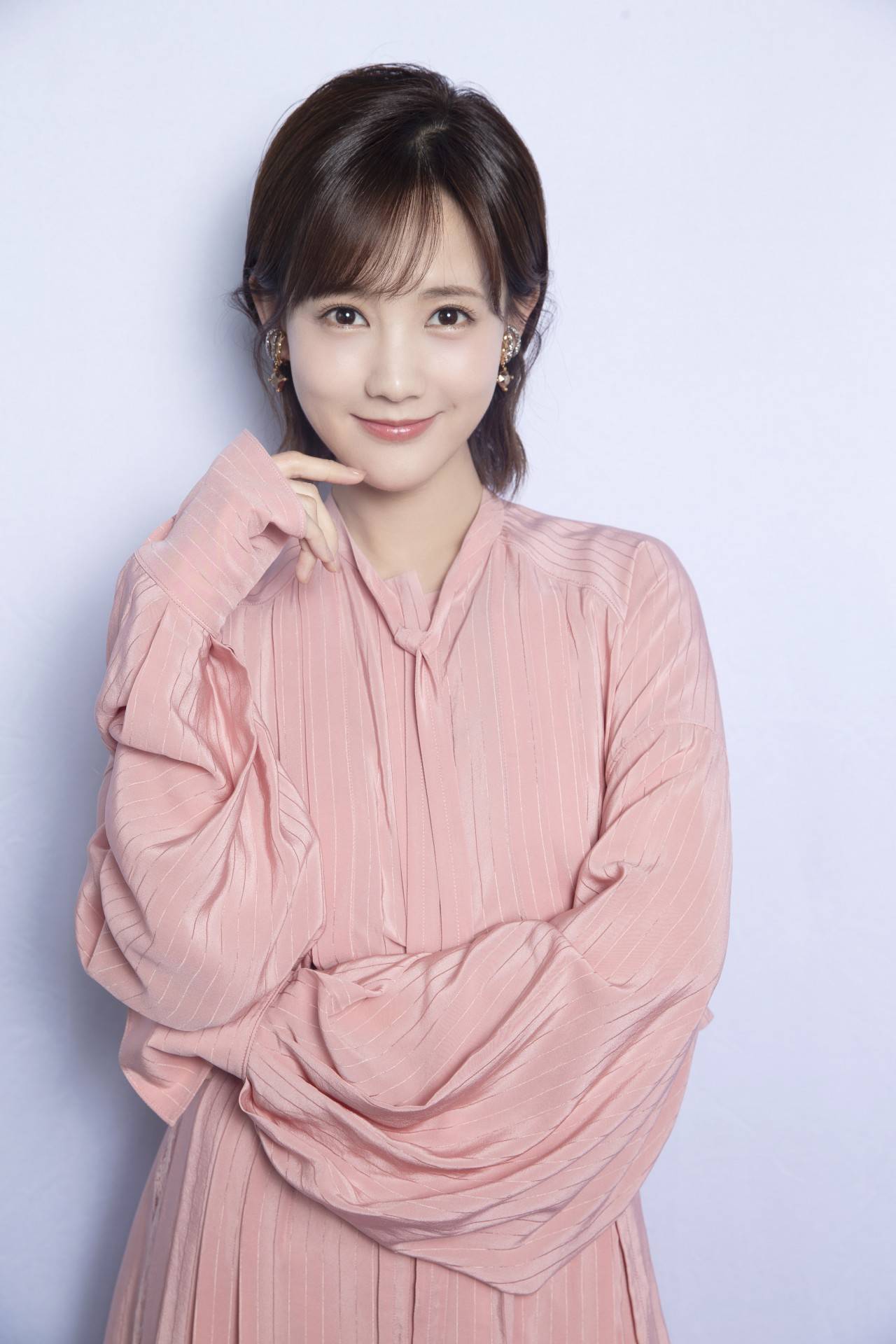 意外邂逅李一桐饰演的聪明漂亮的设计师夏可可后动了心,一心想找寻不