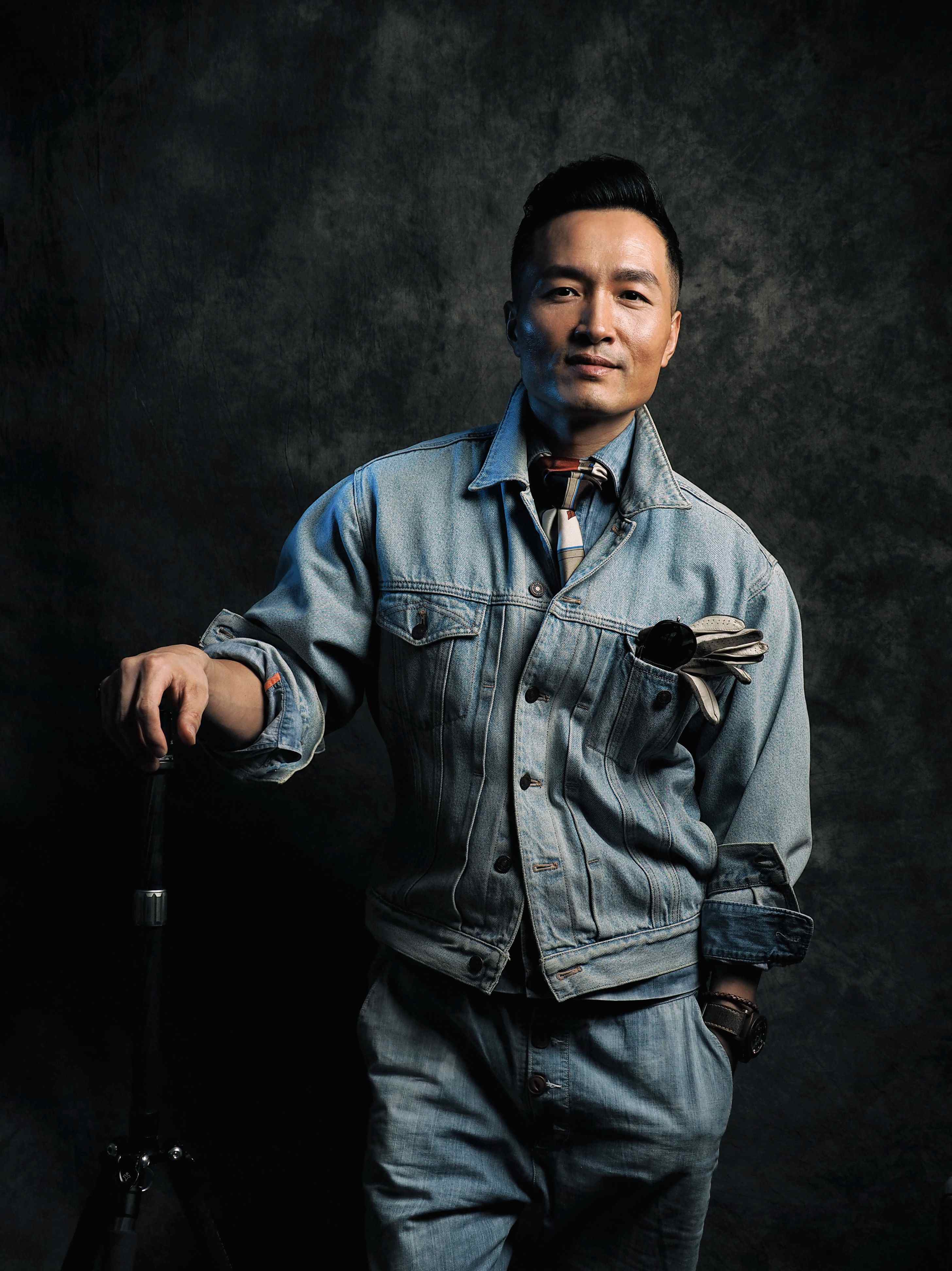 《大侠霍元甲》热播 贾宏伟写真潮流有型_刘振声_牛仔_丝巾