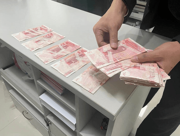 他们一块块拼图_银行_青年_人民币