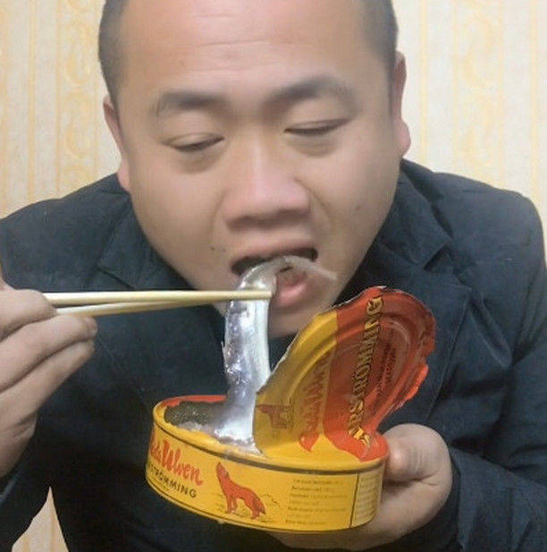 男子挑战鲱鱼罐头,吃了一口后小伙崩溃了_直播_味道_网友