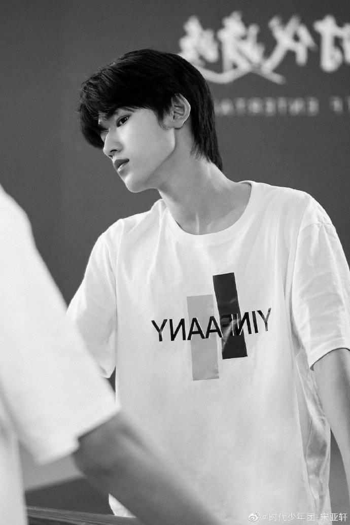 宋亚轩晒黑白写真这优越迷人的下颌线真让人心动