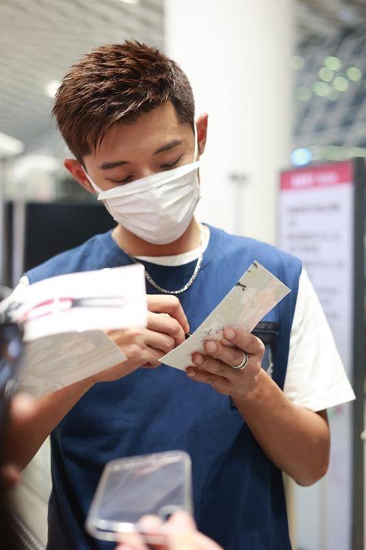 张继科的长相是真的帅,就算穿简单的休闲服装,也能看出好气质_颜色