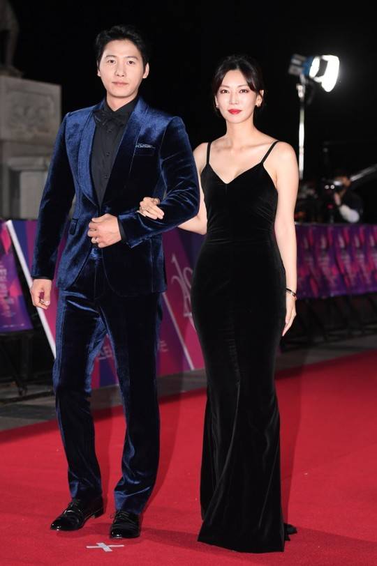 韩国艺人李尚禹将携手妻子金素妍出演顶楼第二季