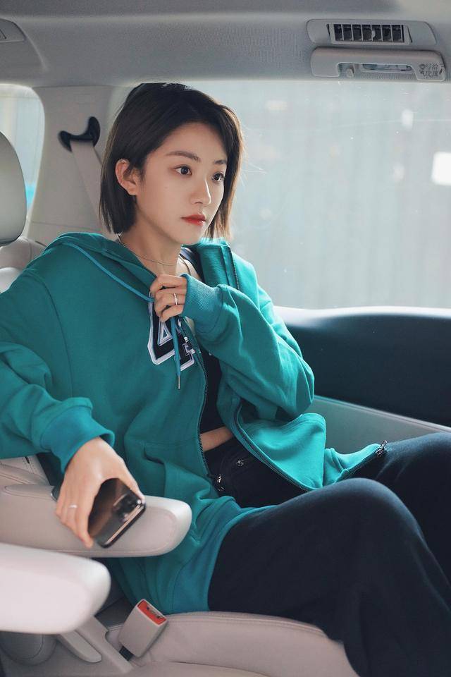 喻言一推门推出惊艳感,露脐打底运动衣秀美腹,短发增添干练感