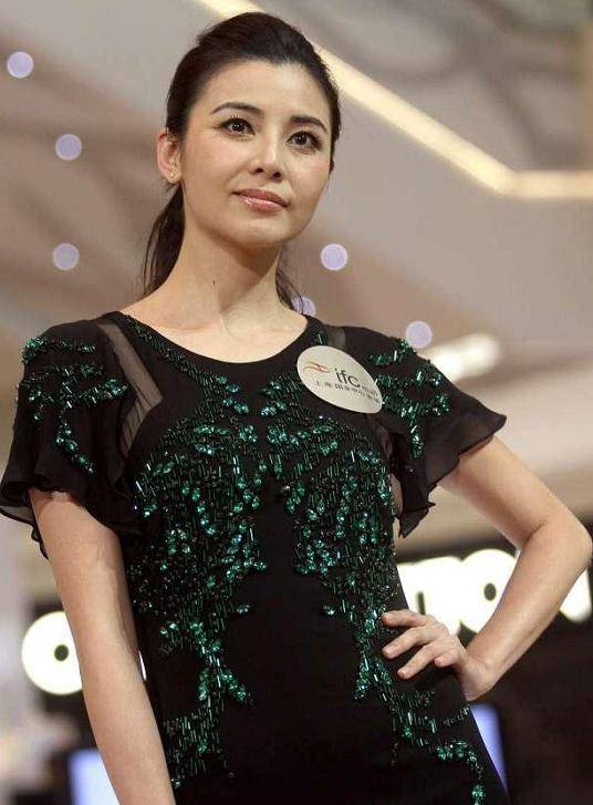 蒙嘉慧不愧是郑伊健的老婆穿亮片连衣裙走秀毫无医美痕迹真美