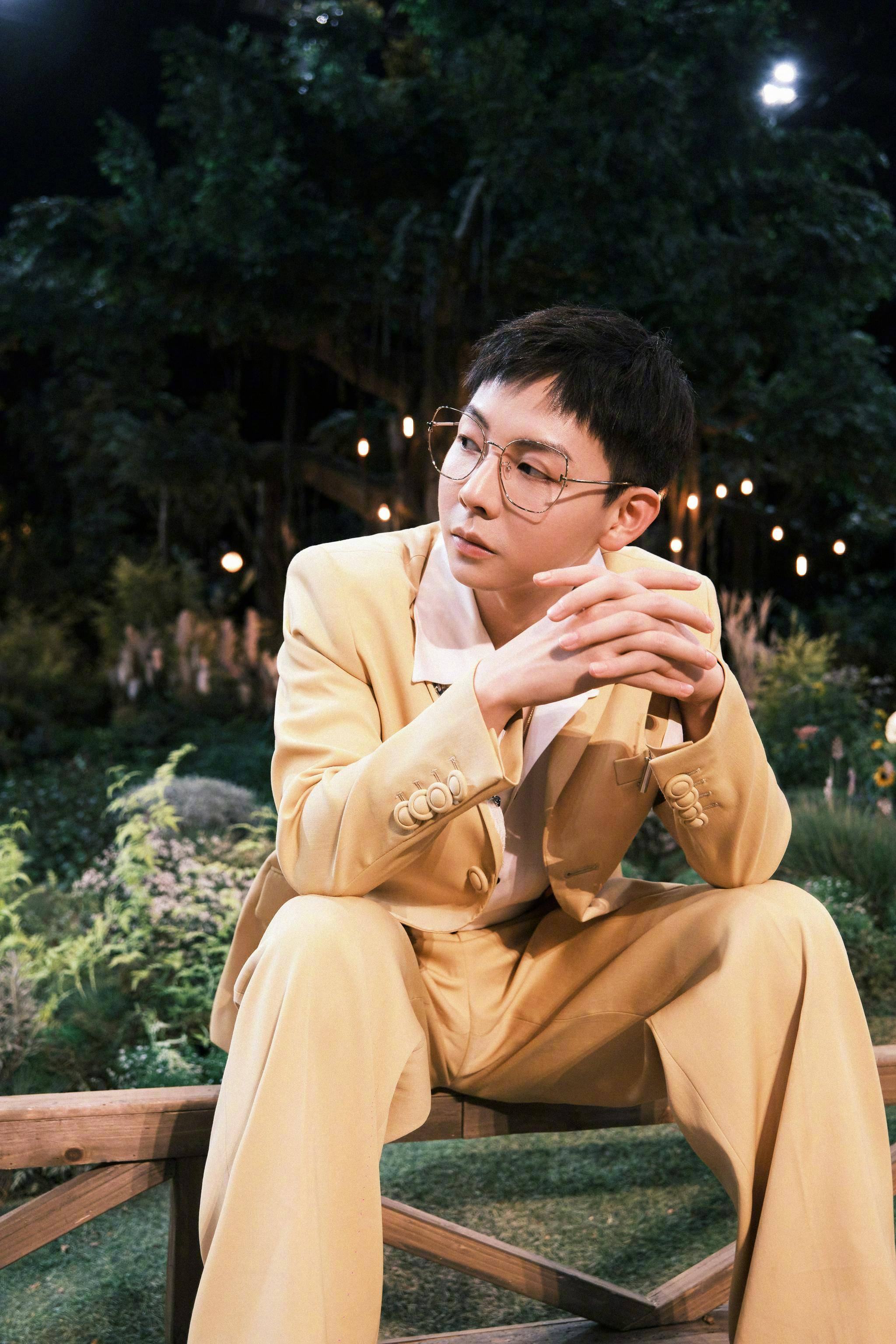 胡夏加盟一身鹅黄色休闲西装内搭白色衬衣置身森林小屋中