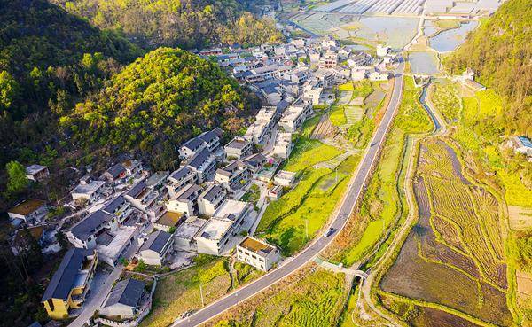 贵州安顺:改善农村人居环境 建设美丽宜居乡村_牛蹄村_村寨_陈志靖