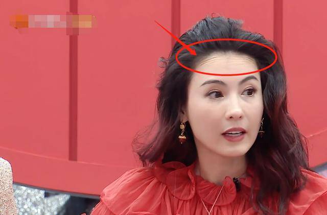 40岁张柏芝成大烟嗓额头上抬头纹明显一个钻石手镯价格十万