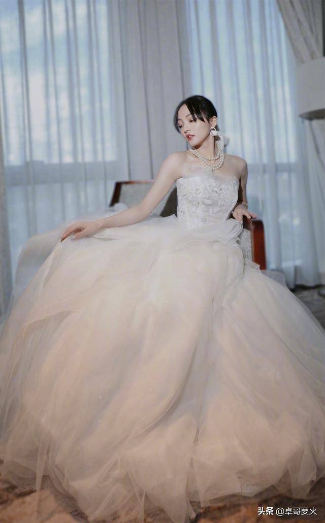 张韶涵真是人如其"乐",穿纯白色薄纱礼裙,都是那么动人心弦_造型_整体