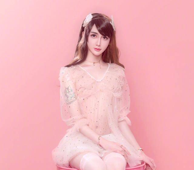 女装大佬蛇精脸网红穿白纱深v裙扮萝莉网友居然有点好看