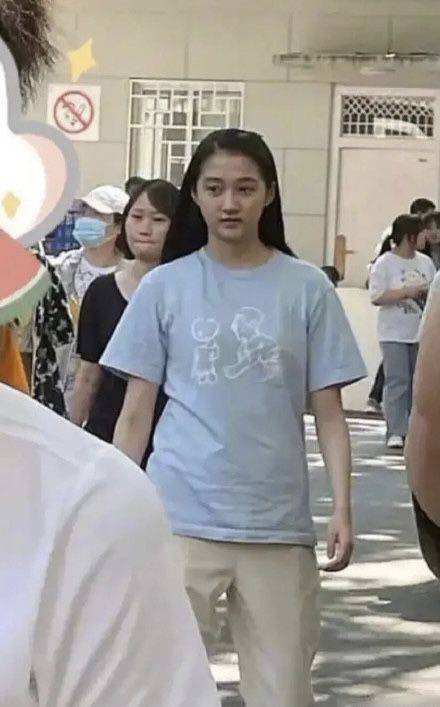 被骂没明星样合作演员为关晓彤发声真人又瘦又高