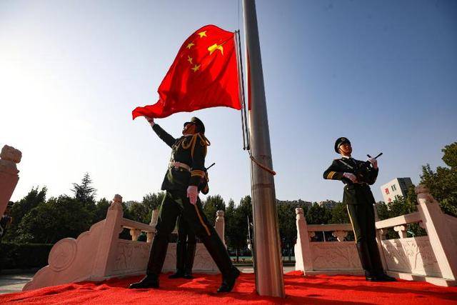 武警济南支队举行升国旗仪式_高涨_五星红旗_海报